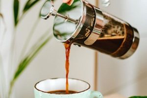 Cum să folosiți presa franceză pentru cafea